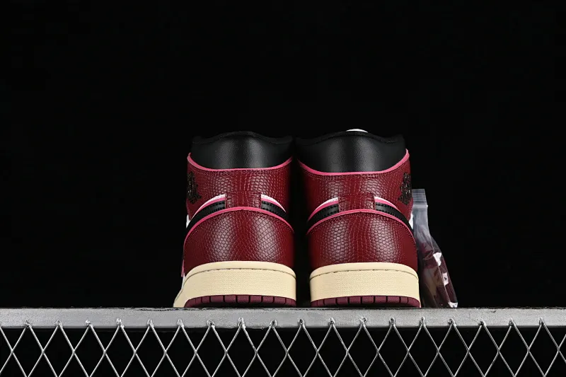 All categories Air Jordan Jordan series basketball shoes Air Jordan 1 Mid Air Jordan 1 Mid AJ1 Joe 1 snake pattern black and red toes Zhongbang basketball shoes FQ7818-101
